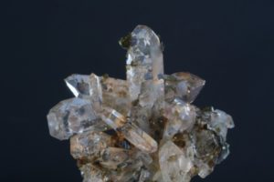 巴西石英上的氟镁石晶体