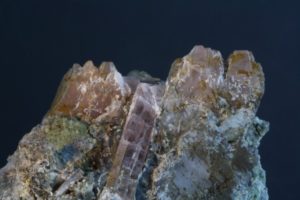 cristales de shomiokita de la península de Kola en Rusia