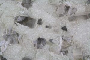 祖母绿式切割的碳钠钙石