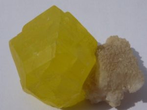 イタリア産、カルサイト上の硫黄結晶