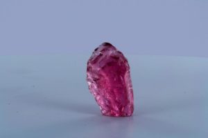Чудесный драгоценный кристалл розовой  шпинели  из Кух-и-Лал в Таджикистане.
