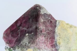 rosa Spinellkristall aus Taschikistan