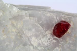roter Spinellkristall auf Marmor,. Mogok, Myanmar