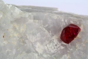 cristal de espinela roja sobre ganga de mármol de Mogok en Myanmar