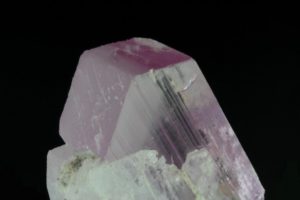 阿富汗的粉色紫锂辉石晶体