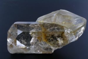 cristal de topaze sur quartz de Skardu au Pakistan