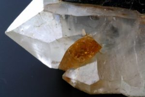 cristal de topacio en un cuarzo de Brasil
