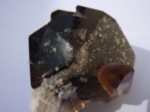 cristal de topaze sur quartz fumé du Pakistan