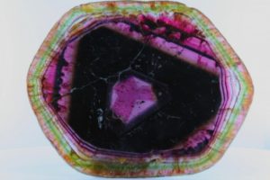 tranche de tourmaline polychrome