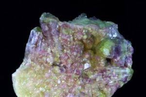 Vesuvianit aus Asbestos, Kanada, mit manganhaltigen, rosa Kristallen
